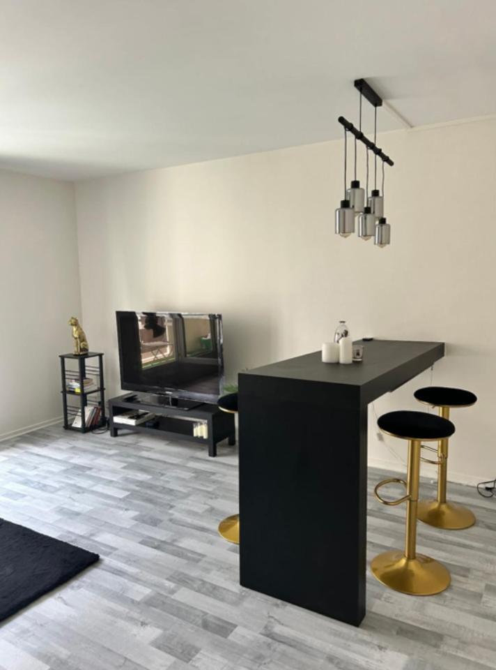 85m2 La Defense, Free Parking,balcony Apartment